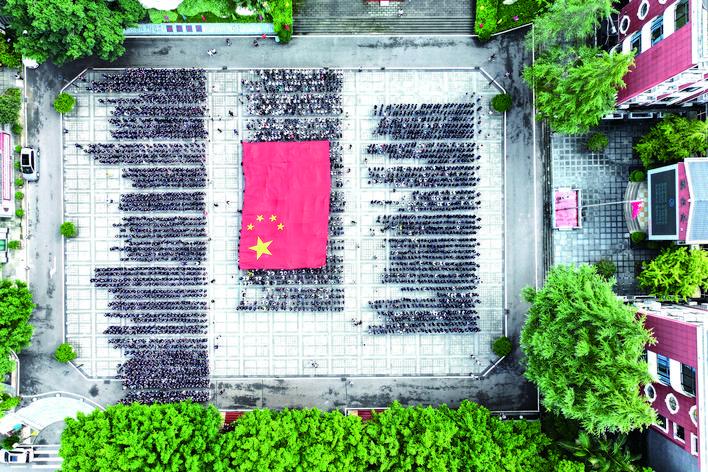 红旗漫卷万州城 家国情怀润人心 ——万州区“千万市民升国旗”活动现场纪实